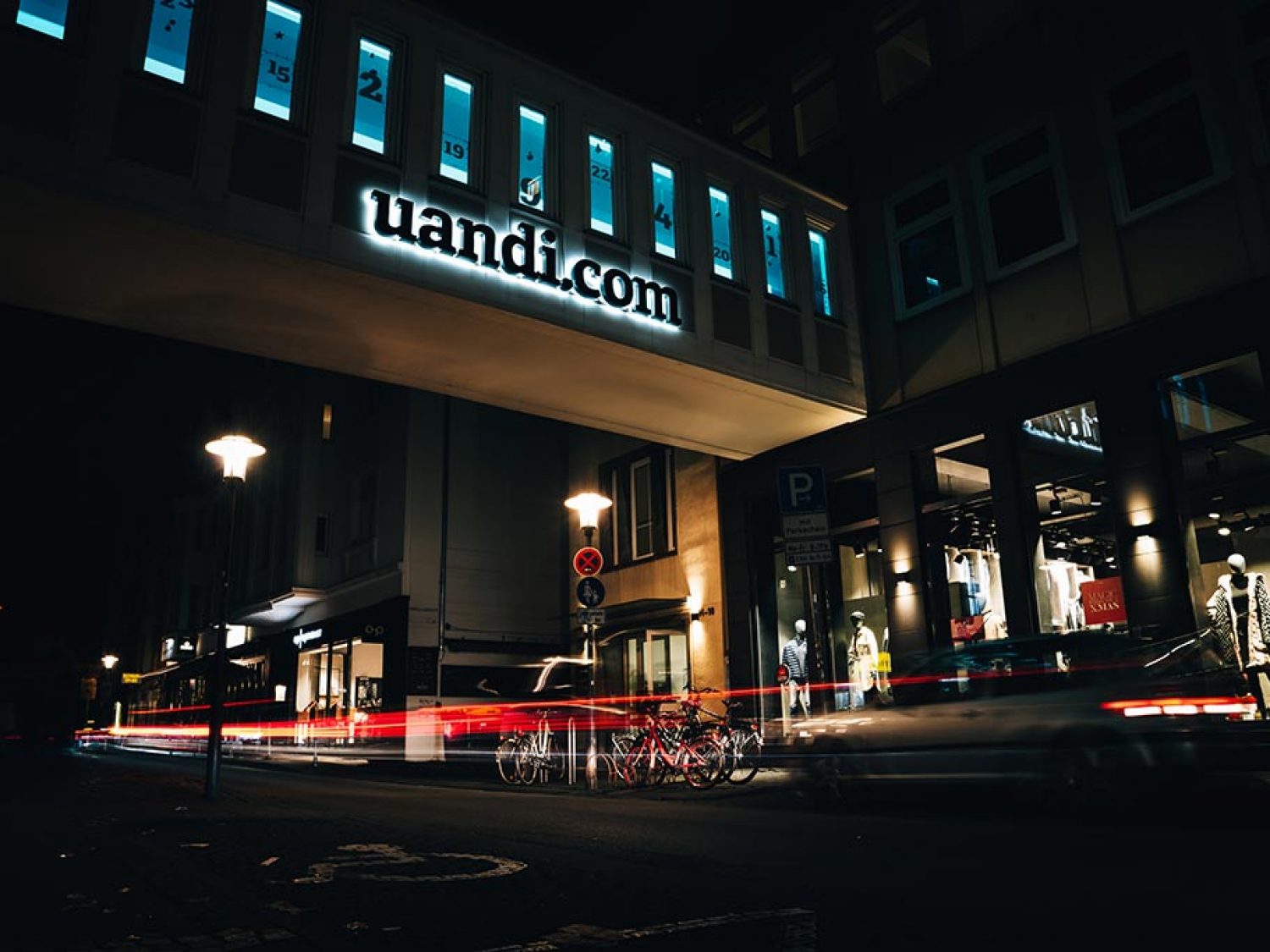 UANDI Agentur mit Lichtwerbung, Lichts an Nachts
