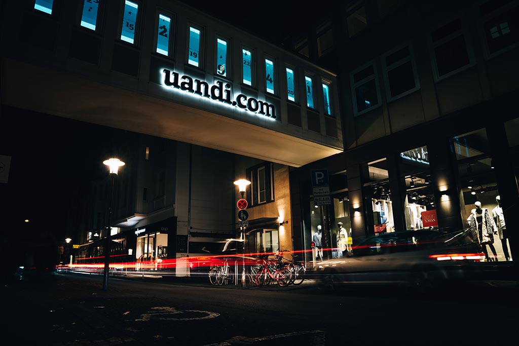 UANDI Agentur mit Lichtwerbung, Lichts an Nachts