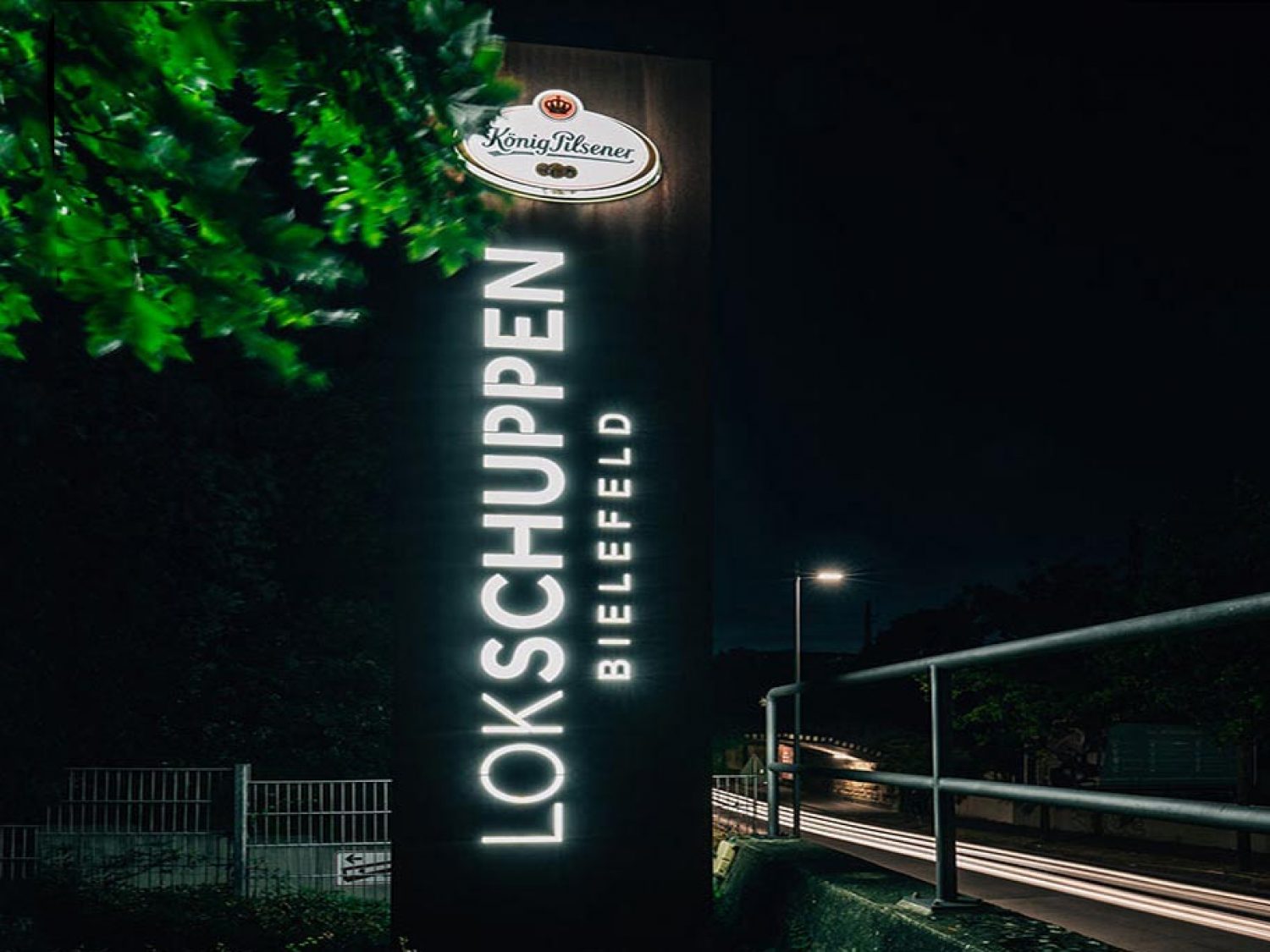 Lokschuppen Bielefeld Cortenstahl Werbepylone mit Licht an